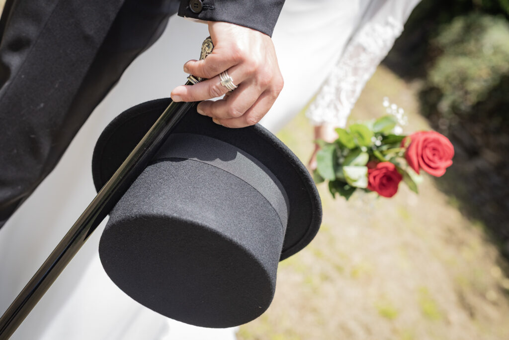 Boda en verano Val d'Aran Noemí y Kike detalle sómbrelo copa y ramo