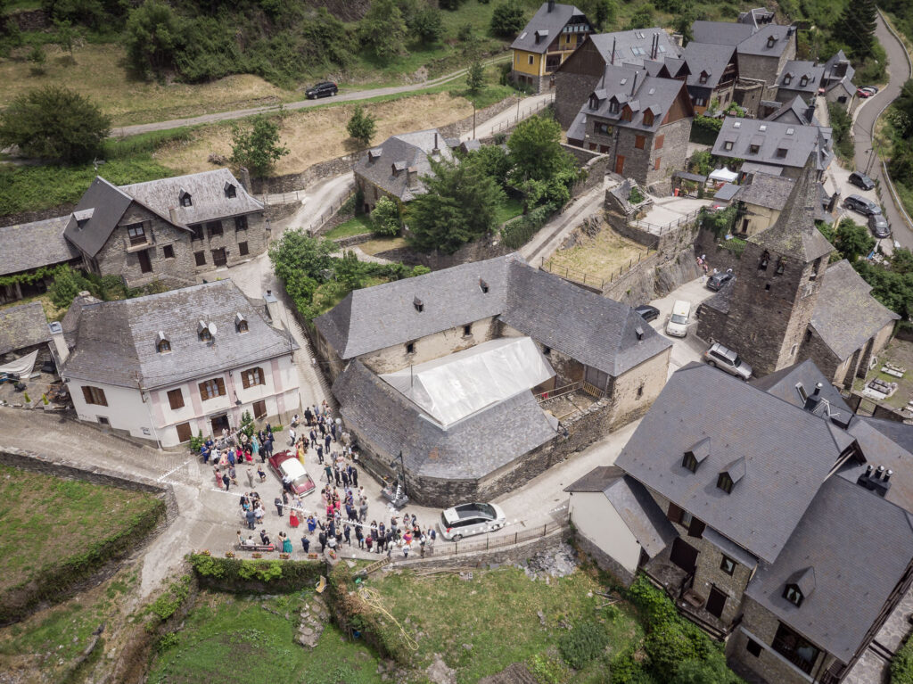 Boda en verano Val d'Aran Noemí y Kike vista pueblo benos bash aran