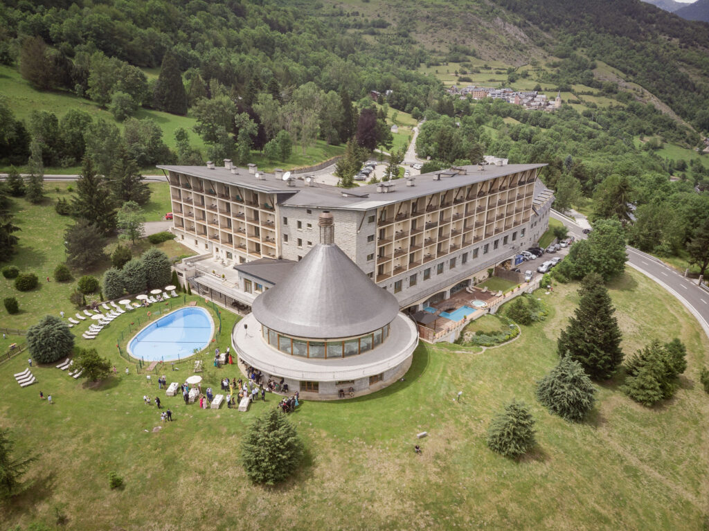 Boda en verano Val d'Aran Noemí y Kike parador de vielha
