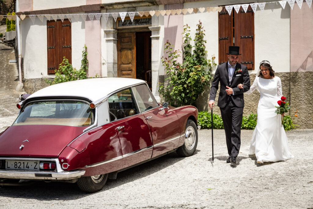 Boda en verano Val d'Aran Noemí y Kike reportaje coche época